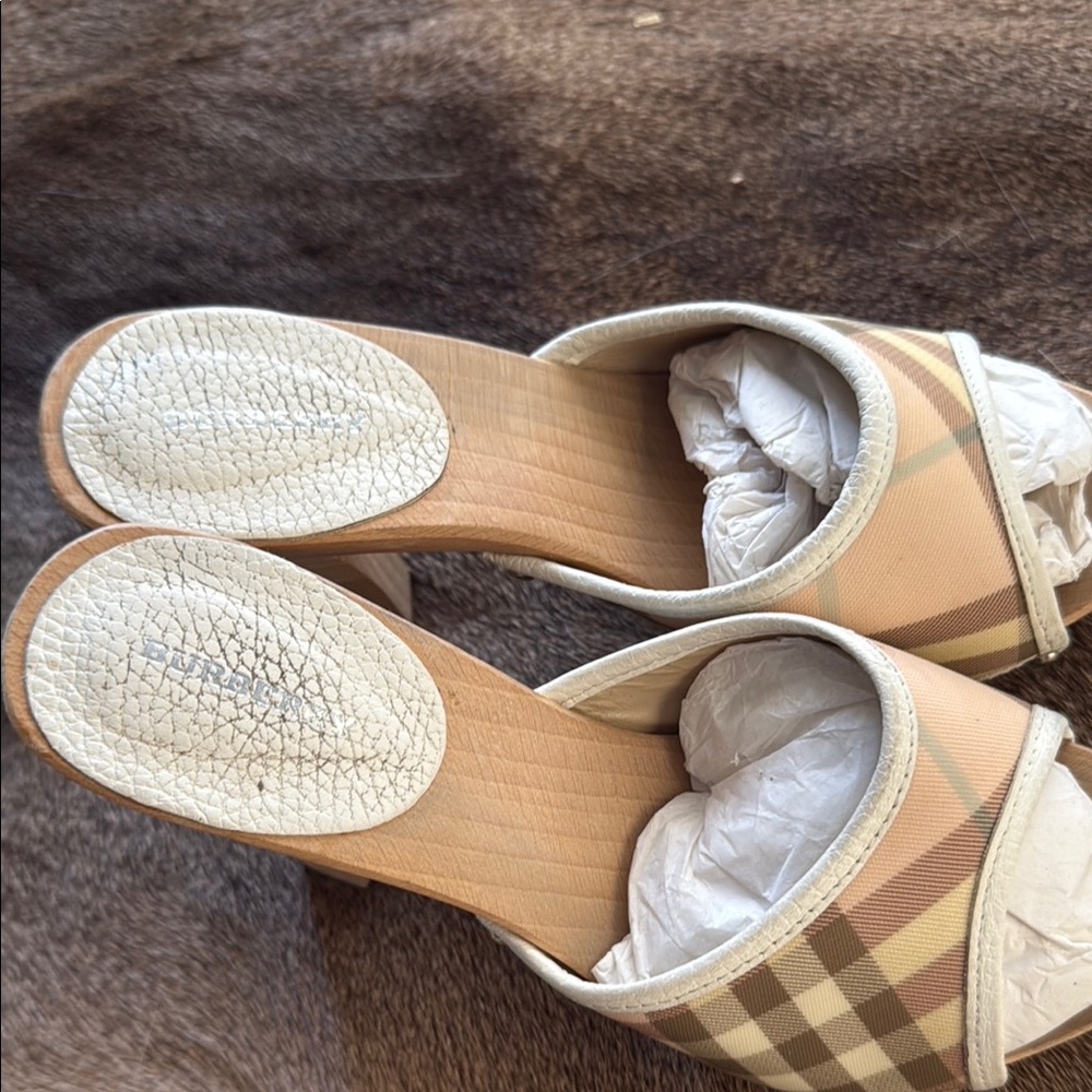 Burberry  Nova Cream and Tan Mules with Elegant Design - Picture 5 of 10